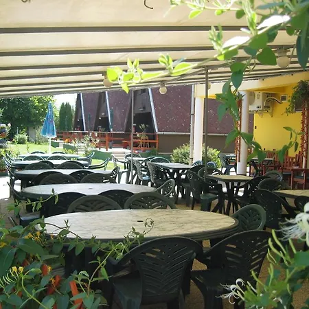 Abádszalóki Vitorlás Pensión *